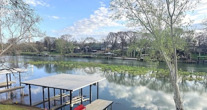 Lakefront Getaway / Fishing / Kayaks / King Bed