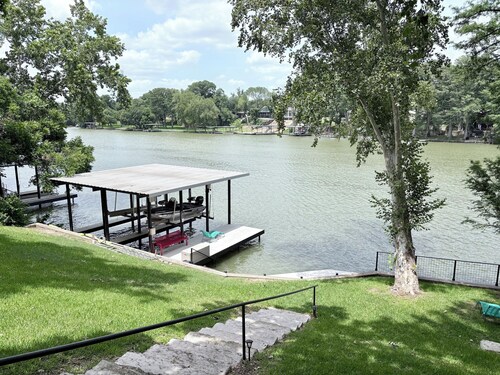 Lakefront Getaway with Kayaks, Fishing & King Bed