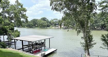 Lakefront Getaway with Kayaks, Fishing & King Bed