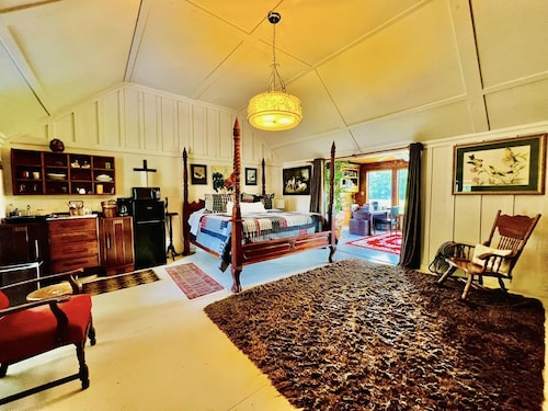 BEAUTIFUL CABIN IN THE DAVY CROCKETT NATIONAL FOREST WITH POOL ON PROPERTY