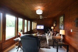 Smart TV, livros, aparelho de som
