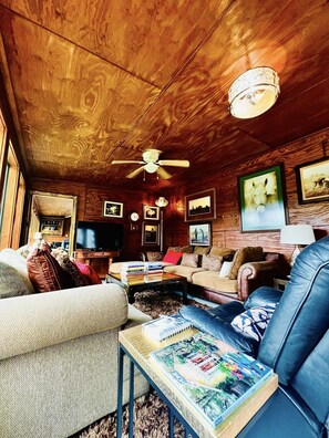 Smart TV, books, stereo - BEAUTIFUL CABIN IN THE DAVY CROCKETT NATIONAL FOREST WITH POOL ON PROPERTY (Kennard)