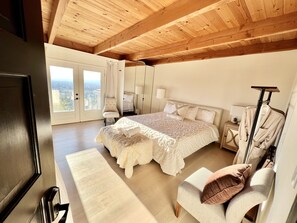 4 bedrooms, desk, iron/ironing board, free WiFi