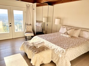 4 bedrooms, desk, iron/ironing board, free WiFi - Castello di GoLightly - Pool - Epic Sweeping Wine Country Views! (Sonoma)
