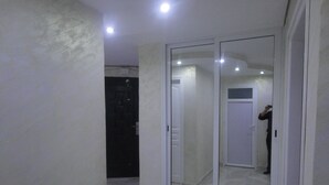 Um corredor com uma porta de vidro que dá para um quarto.