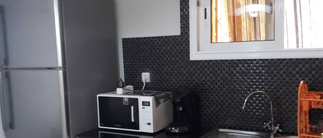 Refrigerador, microondas, parrilla de estufa y cafetera y tetera