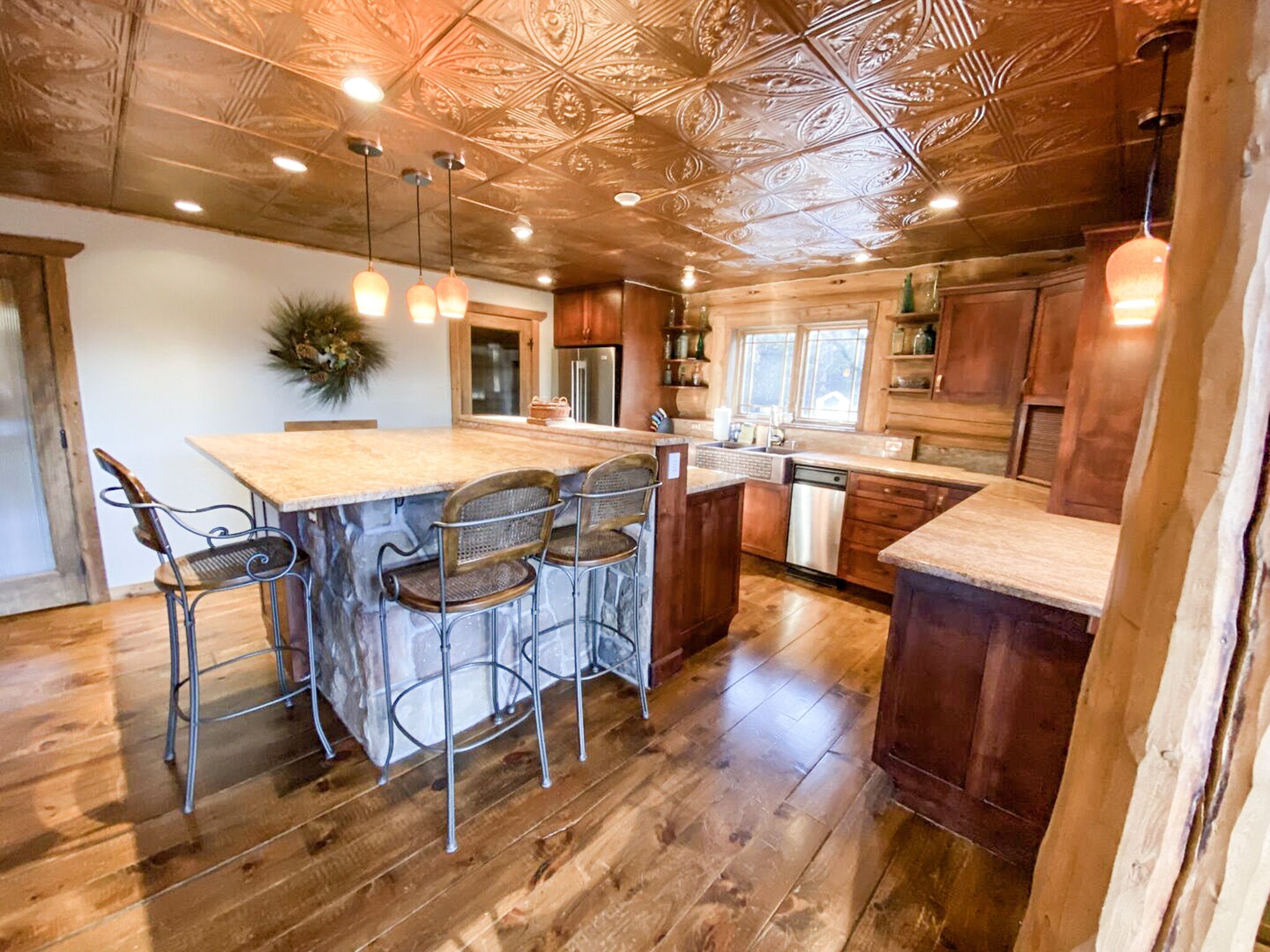 Spacious Custom Cabins w/ Hot Tub and 3 Car Garage - Lodge at Flamingo Acres