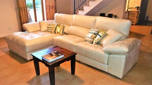 تلفزيون، مدفأة، مشغل دي في دي، تنس طاولة