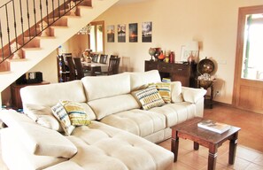 TV, peis, DVD-spiller og bordtennis