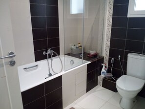 Chuveiro/banheira combinados, secador de cabelo, toalhas de banho