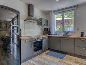 Fridge, microwave, oven, stovetop - Villa Tanzanie - Domaine Le Sherwood (Notre-Dame-De-Monts)