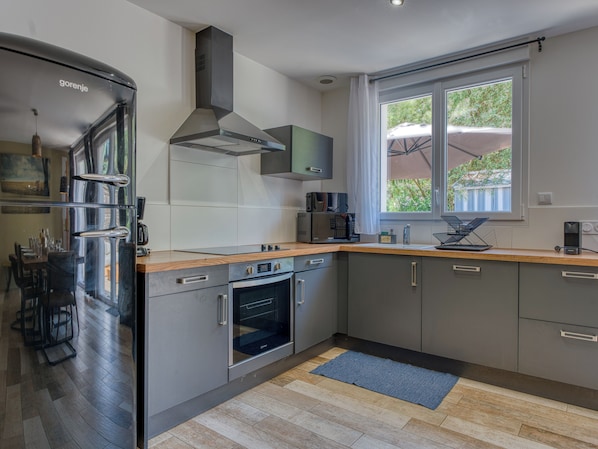Fridge, microwave, oven, stovetop - Villa Tanzanie - Domaine Le Sherwood (Notre-Dame-De-Monts)