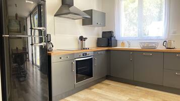 Frigorífico, microondas, horno y placa de cocina