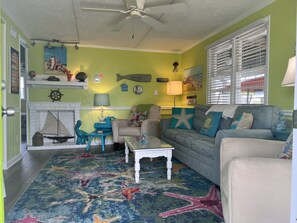 Télévision à écran plat, lecteur de DVD