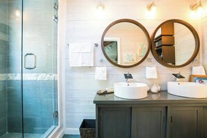 Secador de pelo y toallas