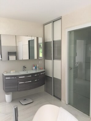 Ensemble douche/baignoire, sĂšche-cheveux