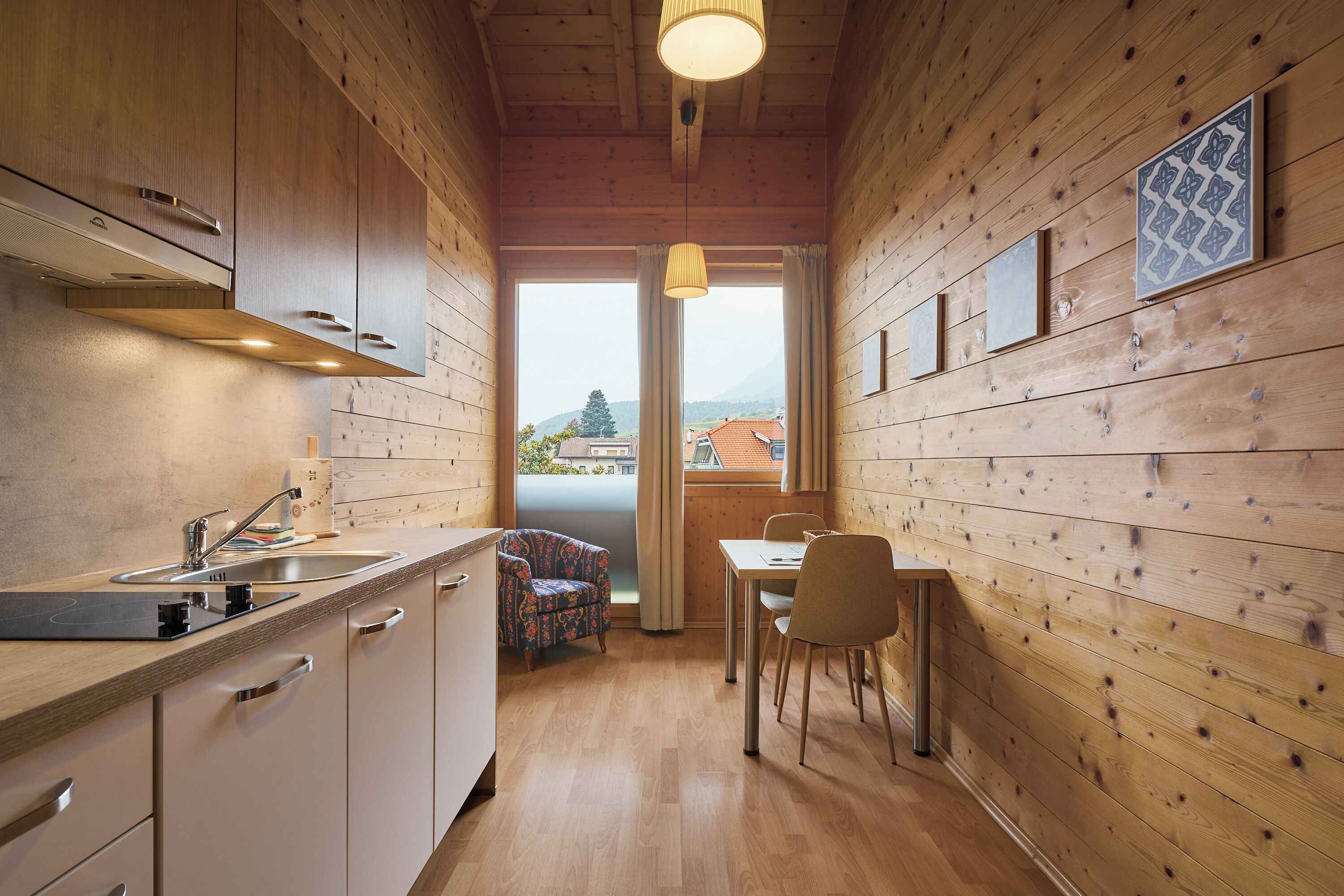 Kylskåp, spishäll, diskmaskin och kaffe- och tebryggare