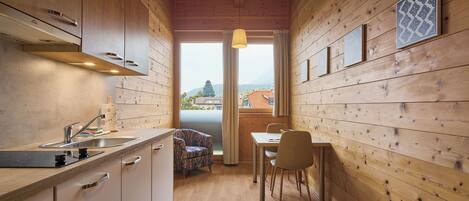 Kylskåp, spishäll, diskmaskin och kaffe- och tebryggare