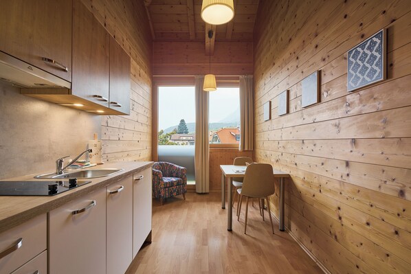 Réfrigérateur, plaque de cuisson, lave-vaisselle, cafetière/bouilloire