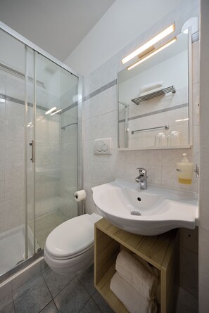 Een douche, een haardroger, handdoeken, zeep