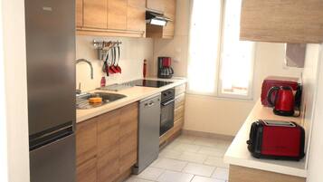 Een koelkast, een microgolfoven, een oven, een kookplaat