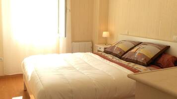 3 chambres, bureau, fer et planche à repasser, lit parapluie