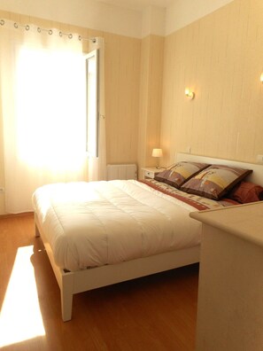 3 habitaciones, escritorio y tabla de planchar con plancha 