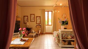 Fernseher, Kamin, DVD-Player, TischfuĂball