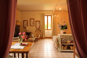 電視、壁爐、DVD 播放機、足球機