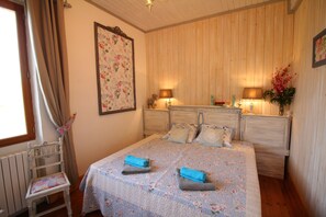 2 bedrooms, desk, iron/ironing board, travel cot - All the charm of Périgord ...holiday house near Bergerac with your pets (Lanquais)