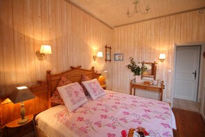 2 bedrooms, desk, iron/ironing board, travel cot