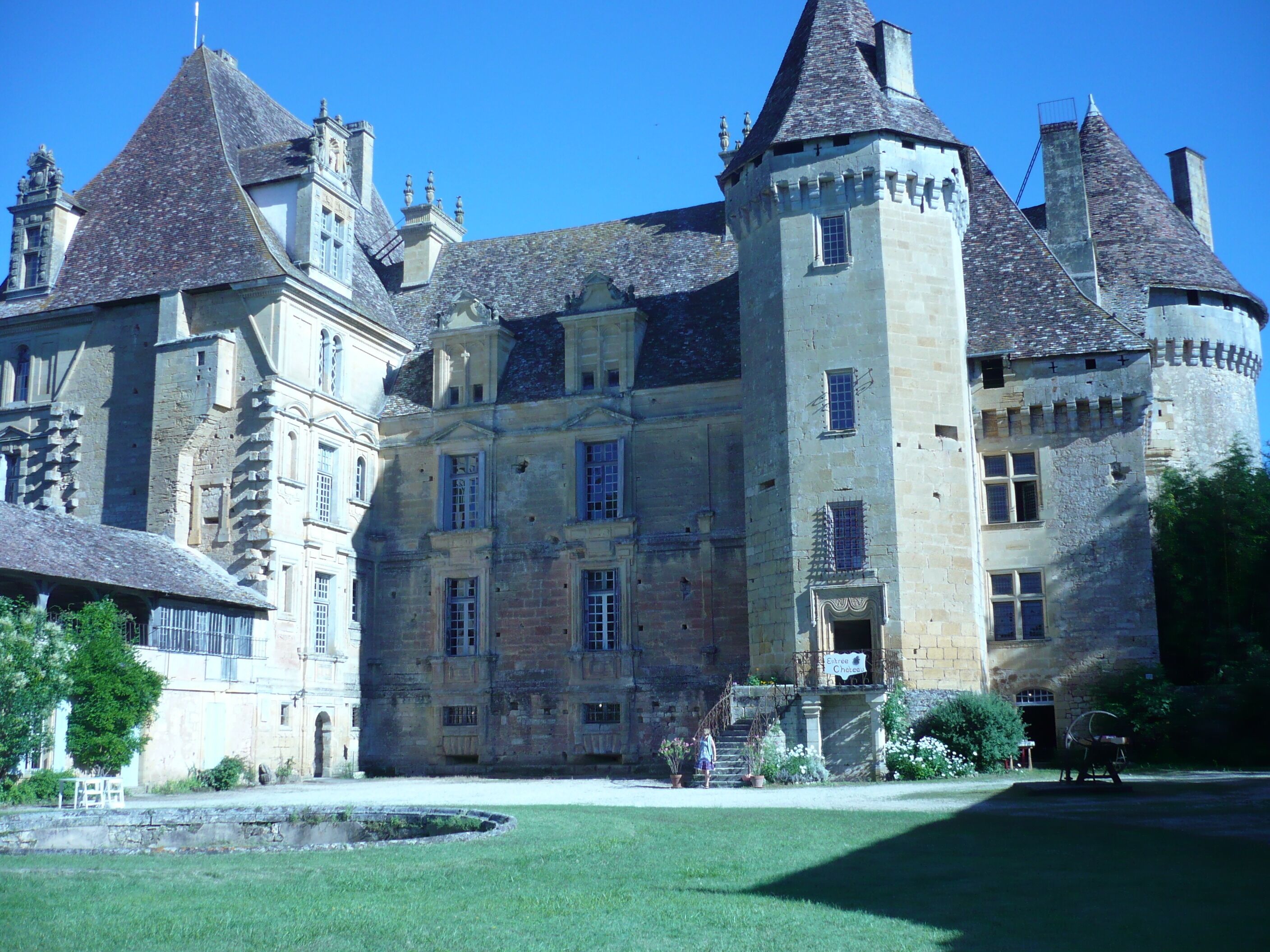 Ein historisches Gebäude mit mehreren Türmen und einem zentralen Innenhof.