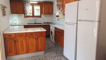 Frigorífico, microondas, placa de cocina y lavavajillas