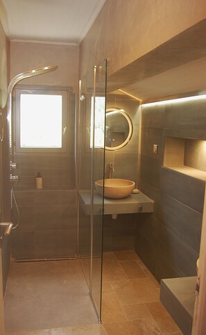 Duschwanne, Haartrockner, Bidet, Handtücher