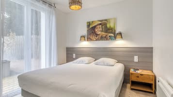 2 bedrooms, iron/ironing board, travel cot, WiFi