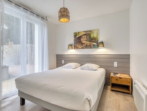 2 bedrooms, iron/ironing board, travel cot, WiFi