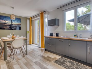 Réfrigérateur, four à micro-ondes, un four, surface de cuisson
