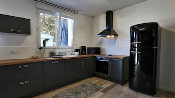 Frigorífico, microondas, horno y placa de cocina