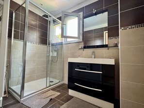 Douche, sèche-cheveux, serviettes fournies, papier toilette