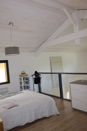 4 bedrooms, iron/ironing board