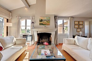 Televisión, chimenea y tenis de mesa 