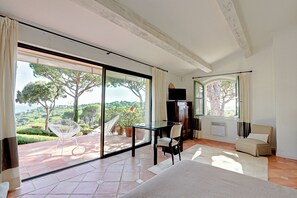 4 bedrooms, in-room safe, iron/ironing board, free WiFi