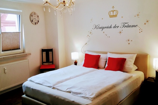 King Size Bett mit Blick auf die Burg