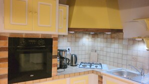 Fridge, microwave, oven, stovetop - ENJOY A NICE STAY OF RELAXATION AND SERENITY IN FULL NATURE (L'isle-De-Noé)