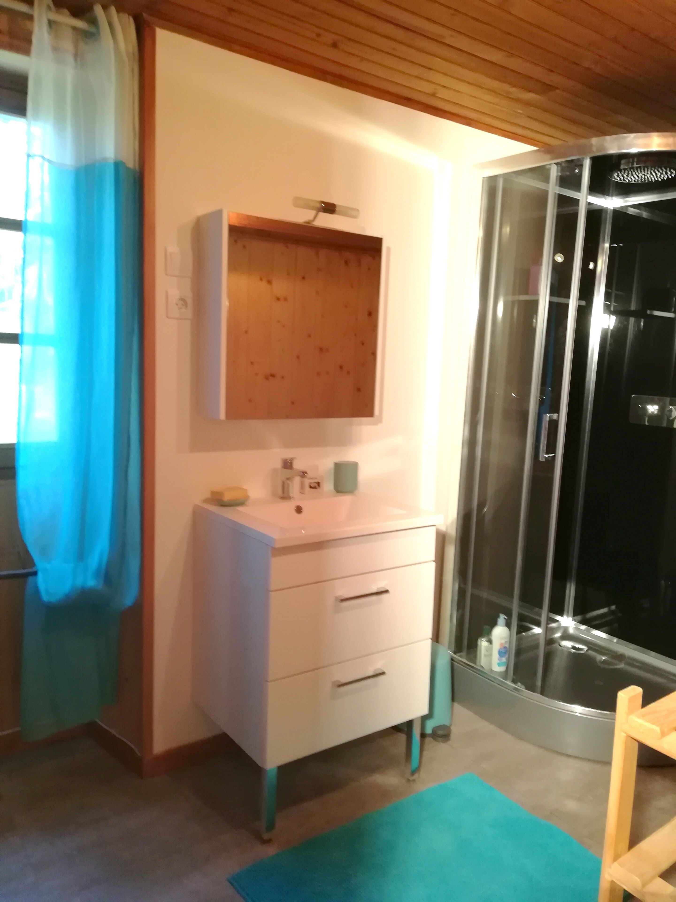 Douche, sèche-cheveux, serviettes fournies, savon