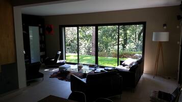 Télévision, table de tennis de table, livres, médiathÚque