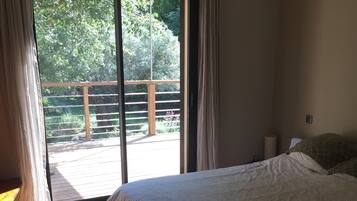 5 chambres, bureau, fer et planche Ă repasser, lit parapluie