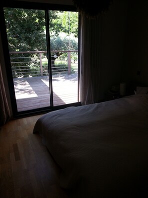 5 bedrooms, desk, iron/ironing board, travel cot
