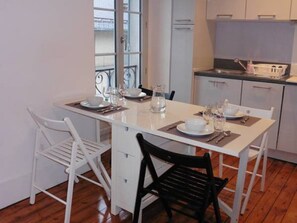 Dining - VERY NICE 2-ROOM APARTMENT 4 PEOPLE VERY FUNCTIONAL AND SUNNY (Bagnères-De-Luchon)