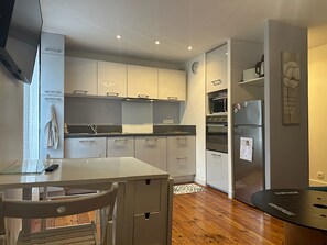 Fridge, microwave, oven, stovetop - VERY NICE 2-ROOM APARTMENT 4 PEOPLE VERY FUNCTIONAL AND SUNNY (Bagnères-De-Luchon)